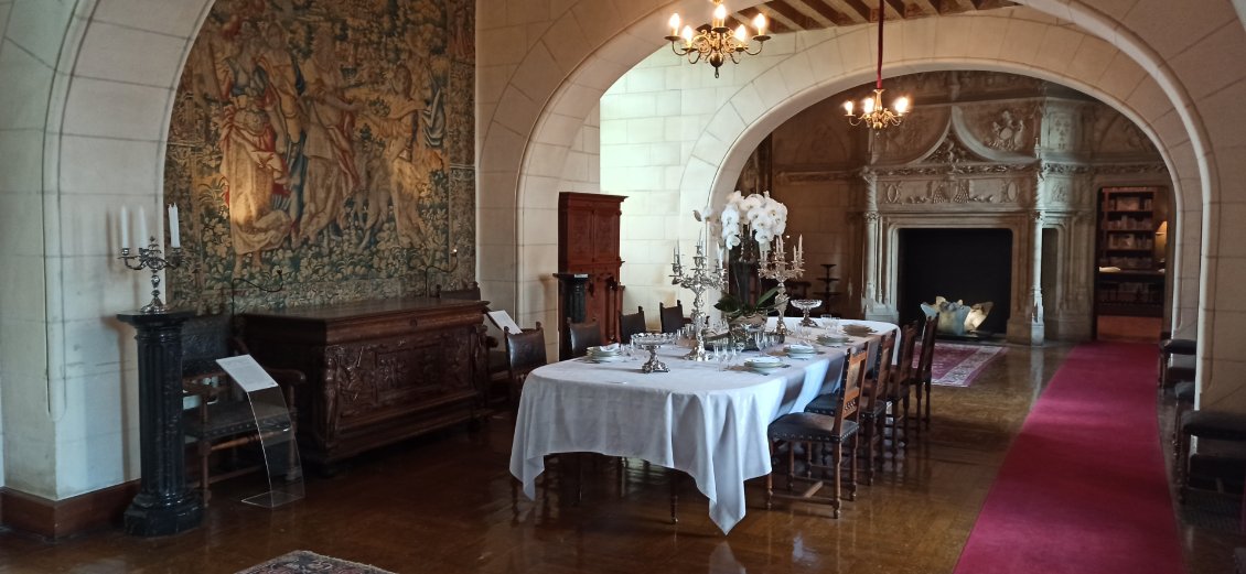 J3. La salle à manger. La seule pièce que j'ai photographiée. A croire que pagayer au bon air m'ouvre l'appétit.