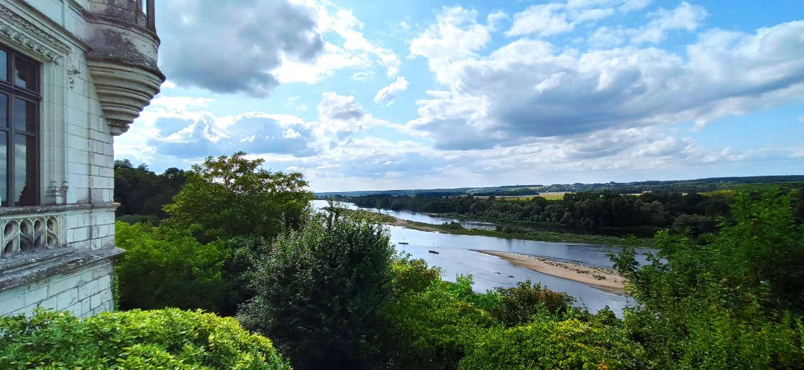 J3. Le château surplombe la Loire.