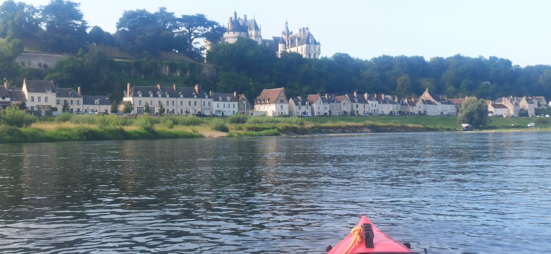 J4. Après avoir observé hier la Loire depuis le château de Chaumont, inversement aujourd'hui c'est une vue du château de Chaumont depuis la Loire.