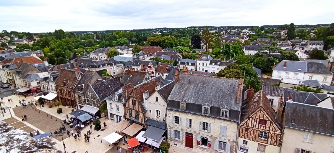 J4. Rue commerçante d'Amboise.