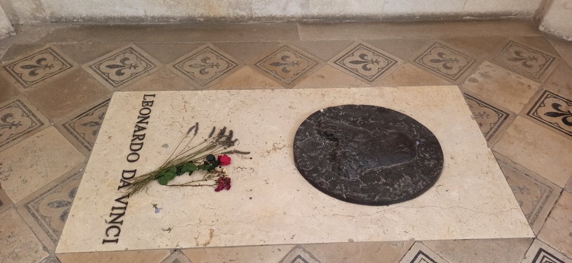J4. Leonardo da Vinci passa les trois dernières années de sa vie à Amboise où il mourut en 1519. Dans la chapelle du château repose ses restes présumés.
