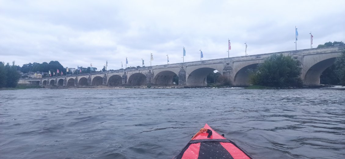 J5. Pont Wilson du centre historique de Tours. En plus de résister à l'assaut des siècles, je trouve que les ouvrages d'art de nos anciens ont quand même un certain cachet.