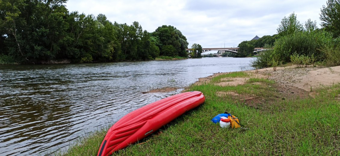 J5. Après être passé sur un caillou, j'ai senti mon derrière s'enfoncer progressivement. Mon kayak serait-il percé ? Inspection ok, au fait c'est le siège qui s'est dégonflé... Sans doute la valve s'est ouverte quand je suis remonté précipitamment à bord. Grosse frayeur, mais au final plus de peur que de mal, ouf !