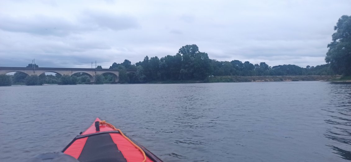 J6. Coup d'œil en arrière sur une étape importante de mon parcours : la confluence avec le Cher (pont ferré au-dessus de la Loire, à droite le Cher).
