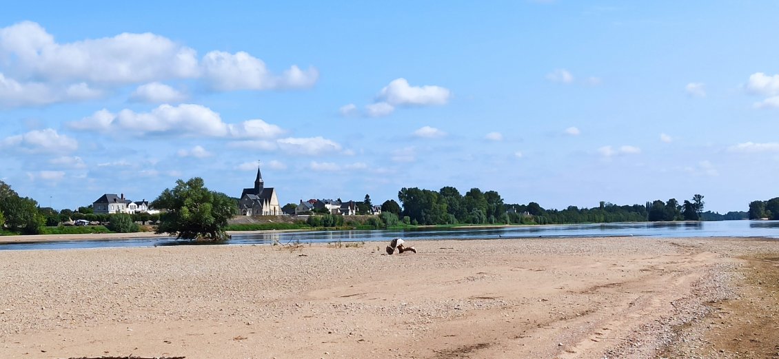 J7. La Chapelle-sur-Loire est un témoignage de la marine de Loire, c'était les vins de Bourgueil que l'on embarquait à destination de Tours ou de Nantes. La crue de 1856, l'une des plus traumatisante, a emporté presque tout le village.