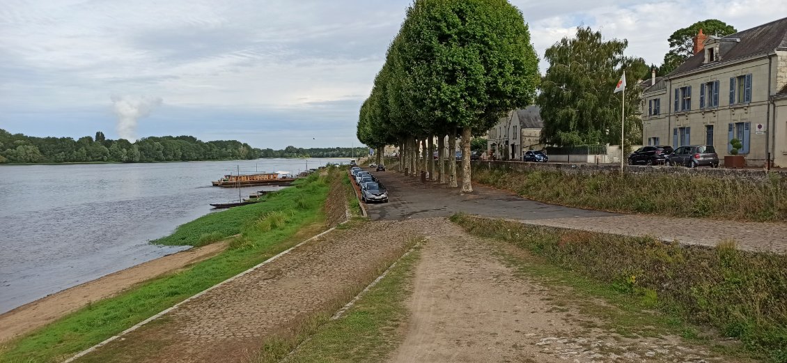 J8. Tourisme à Montsoreau. Il y a deux quais comme dans d'autres ports fluviaux. Ils permettaient de décharger la marchandise plus facilement selon la hauteur d'eau.