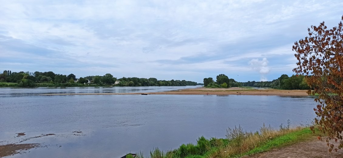 J8. Confluence entre la Loire et la Vienne. Leurs eaux coulent côte à côte sans se mélanger. On ne le voit pas bien sur la photo, mais il y a une différence de couleur entre les eaux.