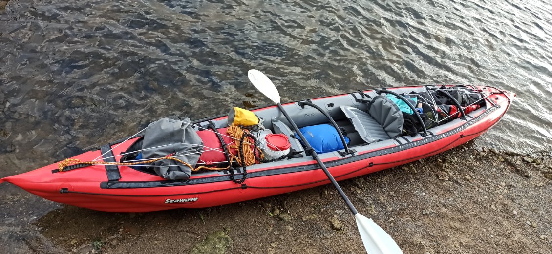 J9. J'expérimente la navigation avec le kayak ouvert, c'est-à-dire sans le pont qui normalement est davantage destiné à une navigation maritime Les élastiques retiennent les affaires en cas d'avarie (retournement, ..). Autre utilité au bivouac, ils me servent de corde à linge.