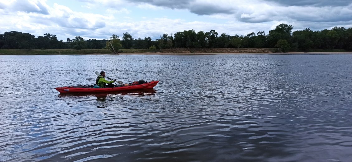 J9. J'ai beau le trouver grand mon kayak, il est bien petit face aux éléments de la nature !