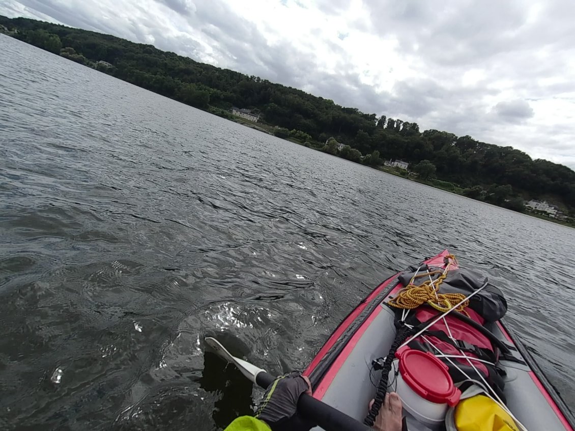 J9. Aujourd'hui encore un fort vent de face m'oblige à tirer fort sur les bras pour avancer. Ce vent d'ouest permettait aux bateaux de marchandises de remonter à contre-courant jusqu'à Orléans. Au-delà le vent faiblit et et les bateaux utilisaient des chemins de halage.