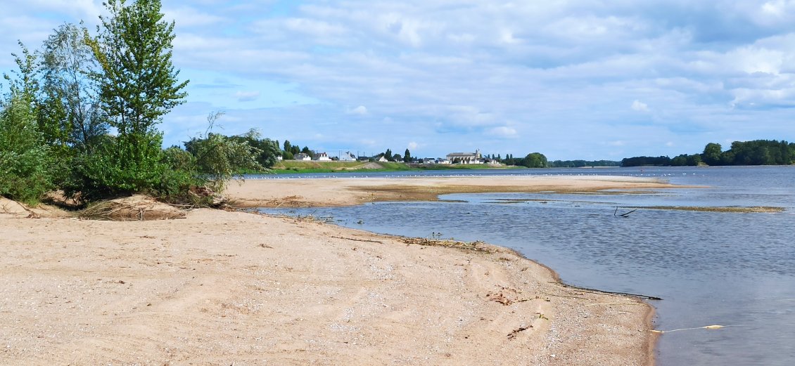 J9. Vue depuis une île de la Loire (commune Saint-Clément-des-Levées). Dans le secteur les grandes étendues de sable avec peu de végétation ne manquent pas Jolies, mais à mon goût non propice au bivouac discret que j'affectionne tant.