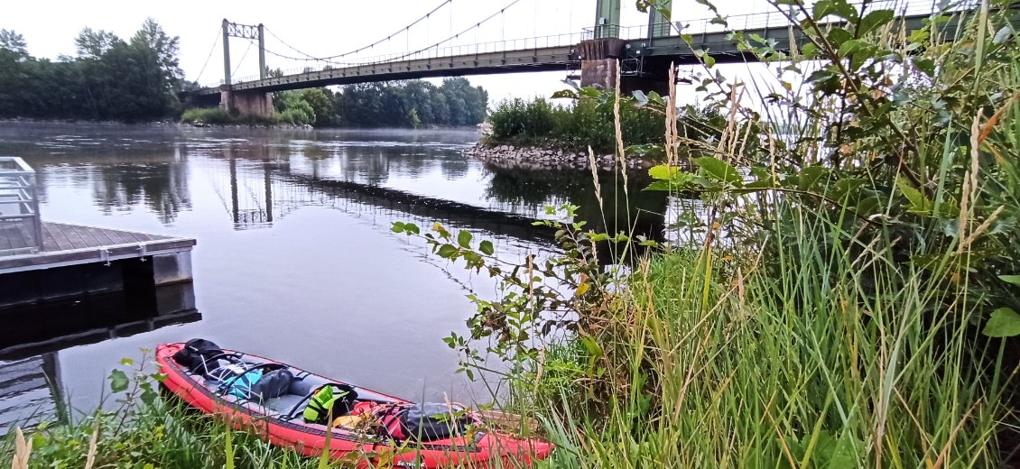 J10. Kayak prêt, il ne manque plus que le kayakiste qui ce matin traîne de la savate.