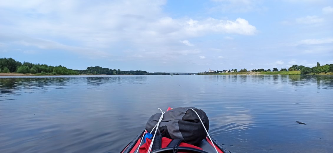 J10. L'ambiance a changé et commence à devenir maritime. La Loire a pris des dimensions absolument gigantesques. Ici on observe la moitié, voire un tiers de sa largeur sachant que la rive gauche est une île. Pour avancer je m'inscris dans le courant en passant d'une berge à l'autre. Ainsi comme le mentionne mon topo-guide la distance parcouru est multipliée par deux ou 3.