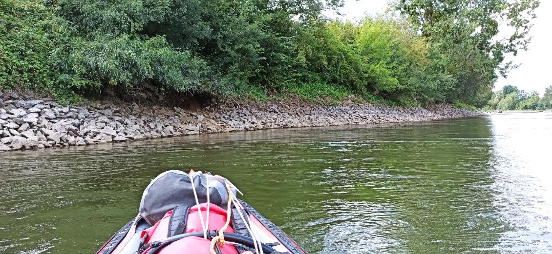 J11. Enrochement des berges sur plusieurs kilomètres. Avec une maîtrise par l'homme de la trajectoire et de la profondeur du fleuve. La Loire n'a ici plus rien de sauvage.