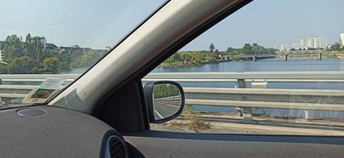 J13. Sur le trajet retour entre Orléans et Nantes je traverse plusieurs fois la Loire. Villes et paysages me sont méconnaissables tant le fleuve m'offre une vision différente, sans compter qu'en kayak mon champ de vision est restreint a une position assise à quelques dizaines de centimètres au-dessus du niveau de l'eau.