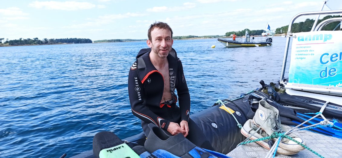 J14. Sortie plongée au golf du Morbihan qui sera mon terrain de jeu pour les prochains jours. C'est donc la fin de ce périple ... Merci pour vos commentaires de soutien qui m'ont empli le coeur de courage. Si j'ai un retour d'expérience intéressant à partager sur mes premières impressions du kayak en milieu maritime je ferai une publication à ce sujet, sinon on se retrouve très prochainement pour une prochaine itinérance.