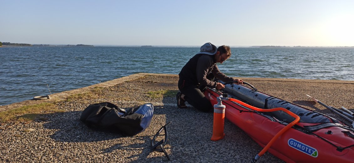 J15. Préparation du kayak. Pour ma première sortie maritime, je ne vous cache pas avoir une appréhension, car je me lance seul dans une activité méconnue et la Loire m'a récemment rappelé que je suis peu de chose face à la force des éléments de la Nature.