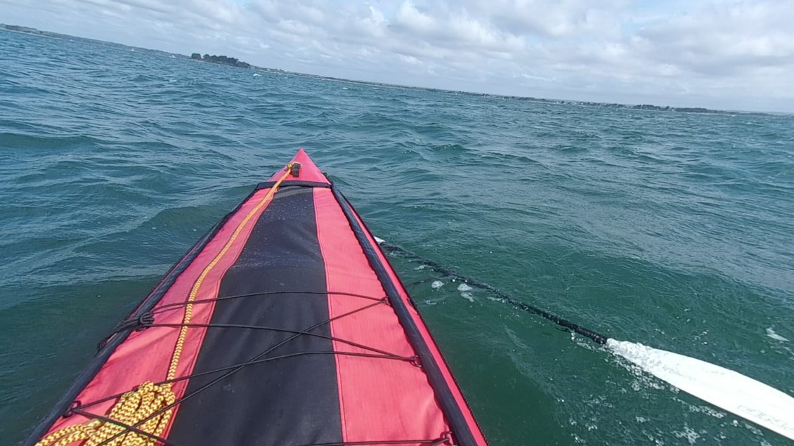 J17. Pagaie tombée à l'eau. Le leash (élastique qui relit la pagaie au kayak) s'avère définitivement indispensable. Tout du moins pour les étourdis.