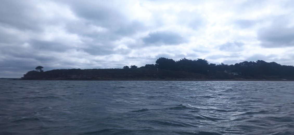 J17. Passage du cap d'une île. Cela me fait penser à ces moments de suspension en montagne lorsque l'on arrive à un col et que l'on s'attend à découvrir un nouveau paysage.