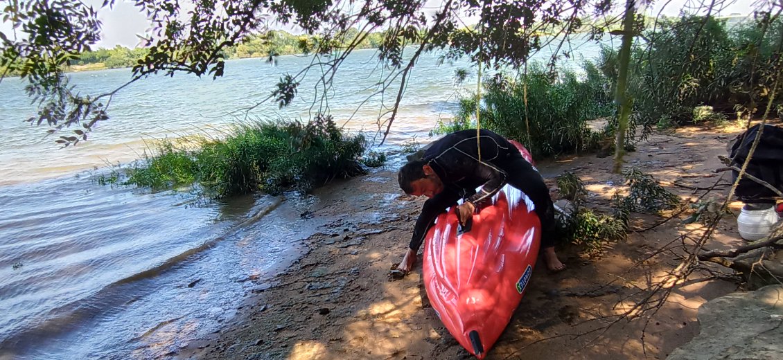 J19. Vent et courant tentent continuellement de faire pivoter mon kayak, et la dépense énergétique est énorme non pour avancer, mais simplement pour le maintenir dans l’axe. J’installe pour la première fois la dérive fournie avec mon kayak, de toute façon il n’y a aucun risque de racler le fond dans le chenal, et les pauses à terre sont rarissimes car la plupart du temps le rivage est impraticables avec la vase.