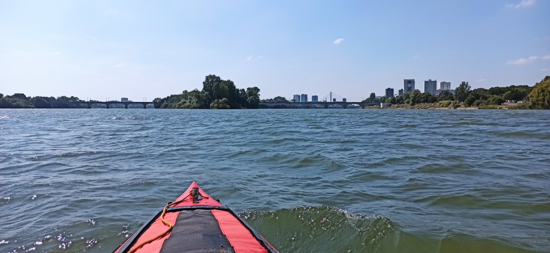 J19. Entrée dans Nantes. On aperçoit la pointe amont de son île.