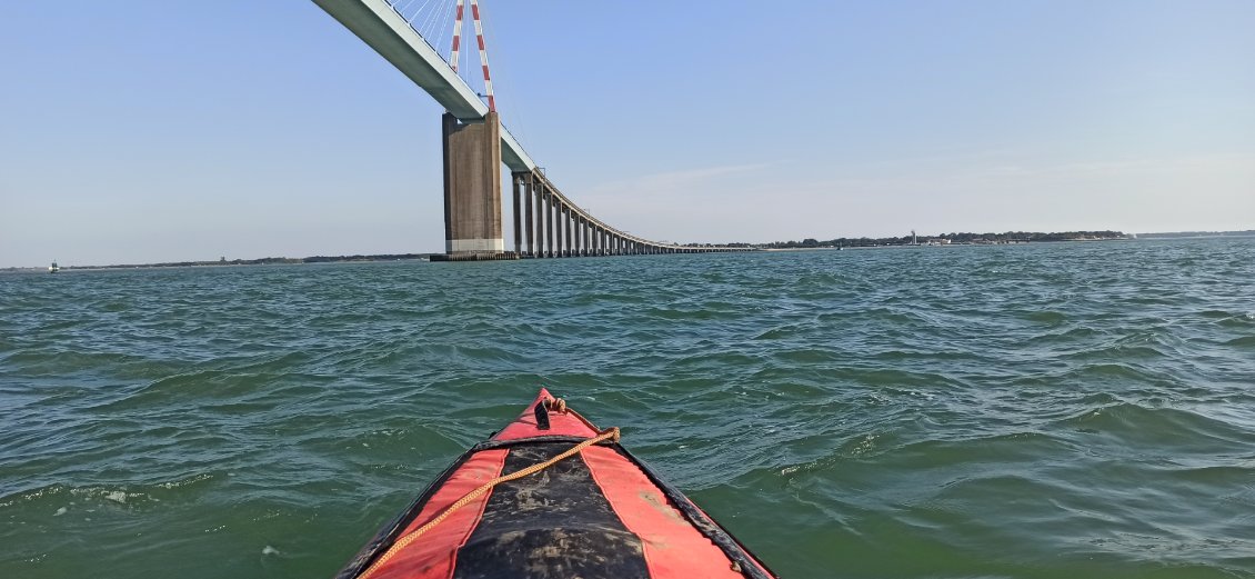 20. A son inauguration en 1975, sa travée centrale de 400 mètres lui a octroyé le record de portée pour un pont métallique haubané.