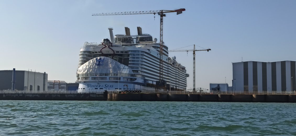 J20. En aval du pont, vue sur le chantier naval, et tout particulièrement sur le « Wonder of the Seas » qui sera le plus grand paquebot de croisière au monde.