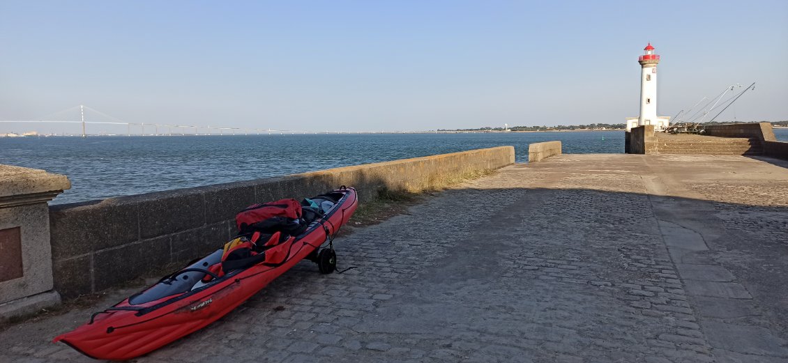 J20. Pour ce dernier jour j’ai pagayé aussi vite que j’ai pu pour rejoindre la cale du phare du vieux Mole, à priori problématique en marée basse. J’ai trouvé ce point de chute, fort pratique, le jour même en appelant le port de Saint-Nazaire.