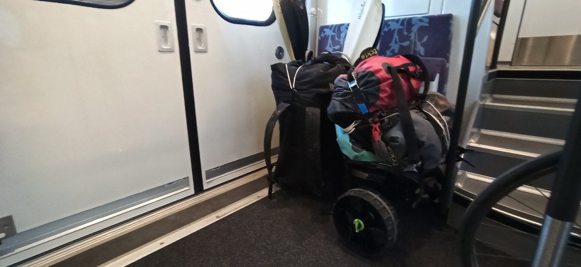 J20. Avec un kayak gonflable la glisse est moins bonne qu’avec un rigide, mais un de ses nombreux avantages est de pouvoir prendre les transports en commun avec. C’est la FIN ! Encore merci pour tous vos messages de soutien, et à très bientôt.