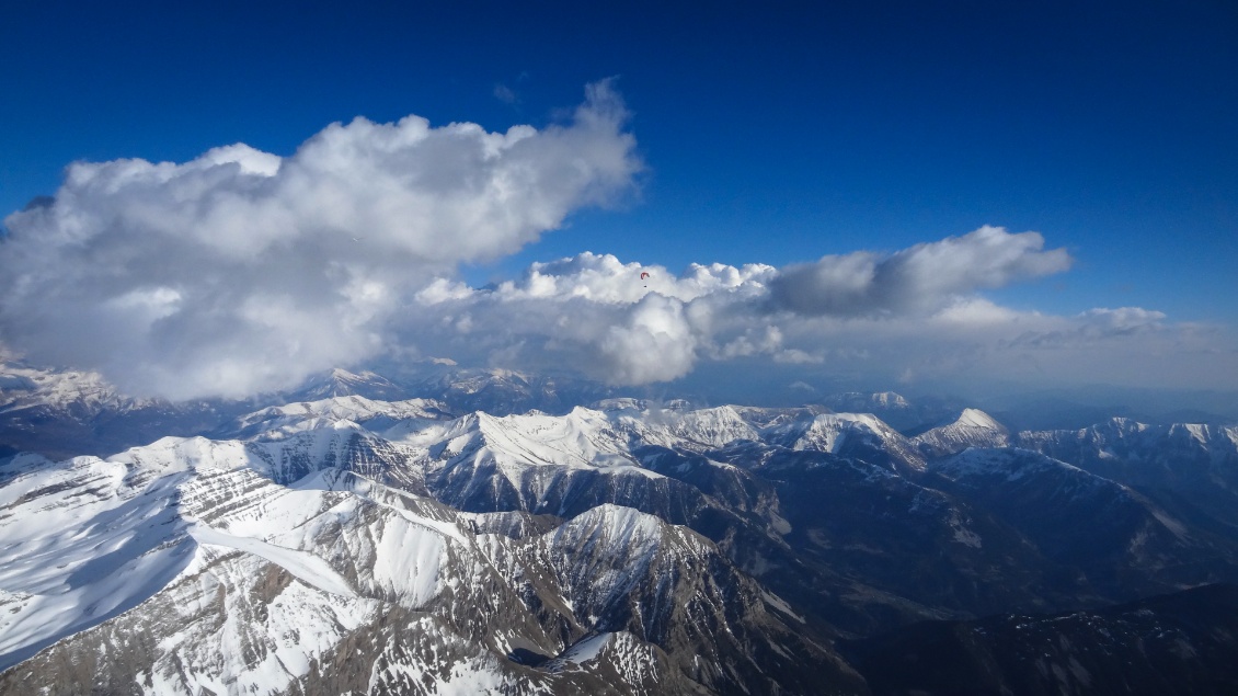 La nature dans les 3 dimensions.
Survoler les montagnes en parapente, entrer en lien avec l'air, les sens grands ouverts pour percevoir l’invisible.
Photo Johanna