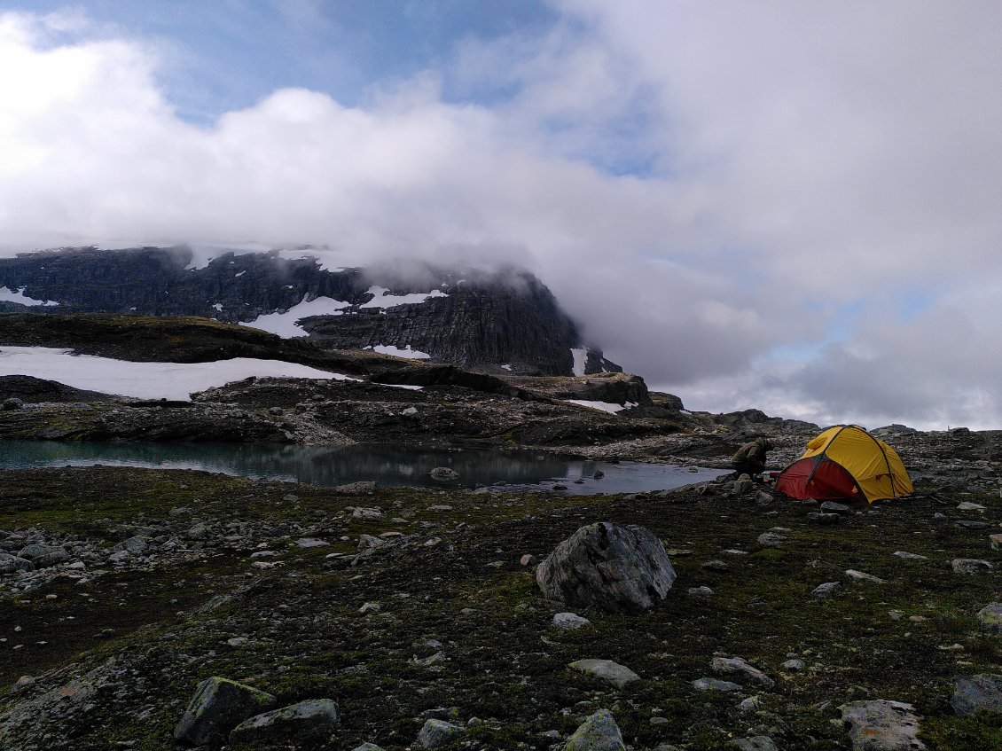 Premier bivouac, le matin le ciel fini par s'ouvrir.