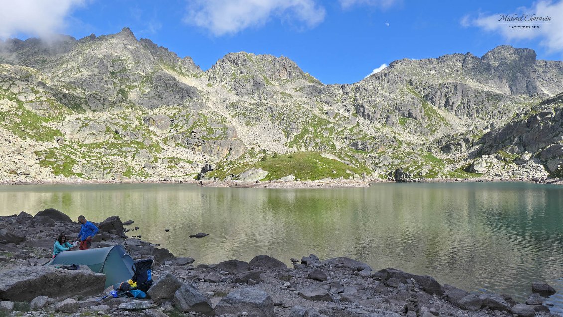 J9. Après une très courte intrusion en Andorre, on revient bivouaquer du côté français, sur les berges de l'Etang de Joclar