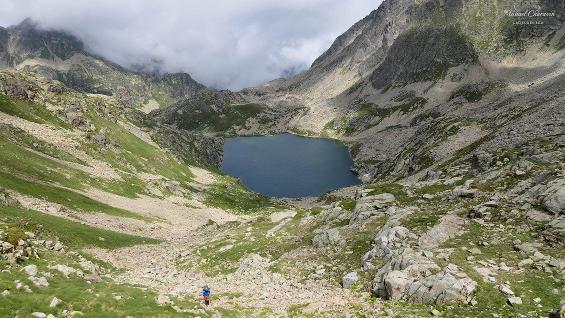 J9. Bientôt au col de l'Albe, au-dessus de l'étang supérieur de l'Albe, sous les Pics de l'Albe et d'Escobes. Le sentier est bien balisé mais à partir de la mi-journée la progression se fait dans les blocs de granite.