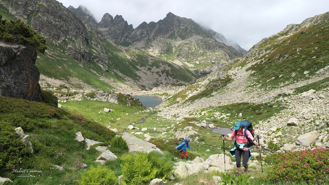 J9. Un des étangs inférieur de l'Albe, sous les Pics Fourcade et de Fortargenta, dans la partie haute du long vallon de Mourgouillou.