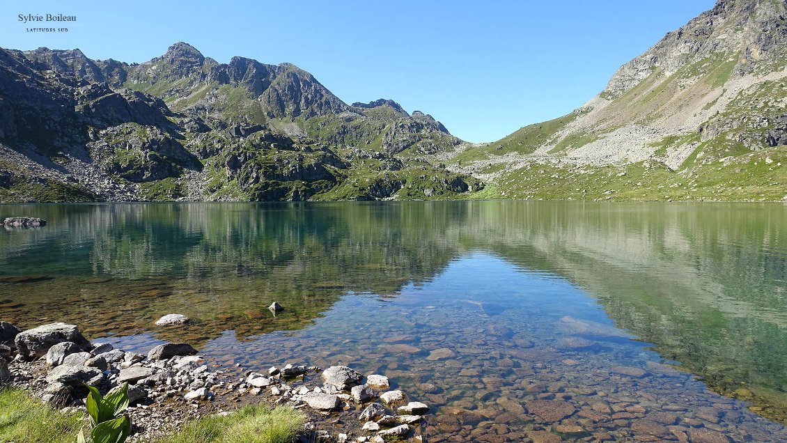 J10. Le plus grand des 5 étangs de Fontargente. Au fond, la frontière andorrane. Photo Sylvie