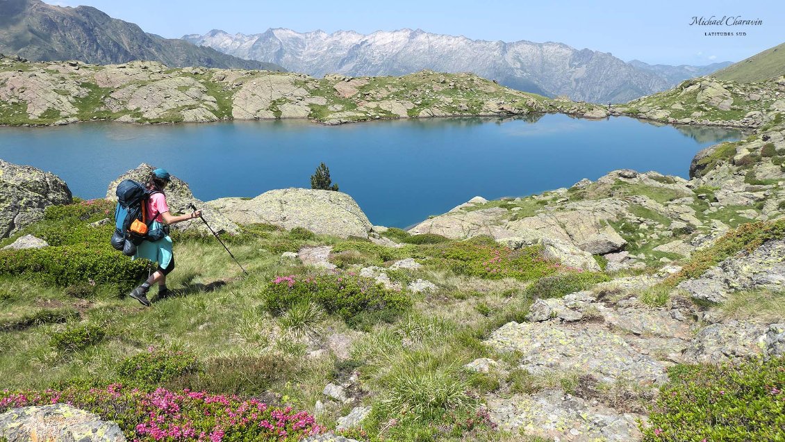 Etang supérieur du Picot. Au dernier plan, les dalles claires de granite du massif de Bassiès.