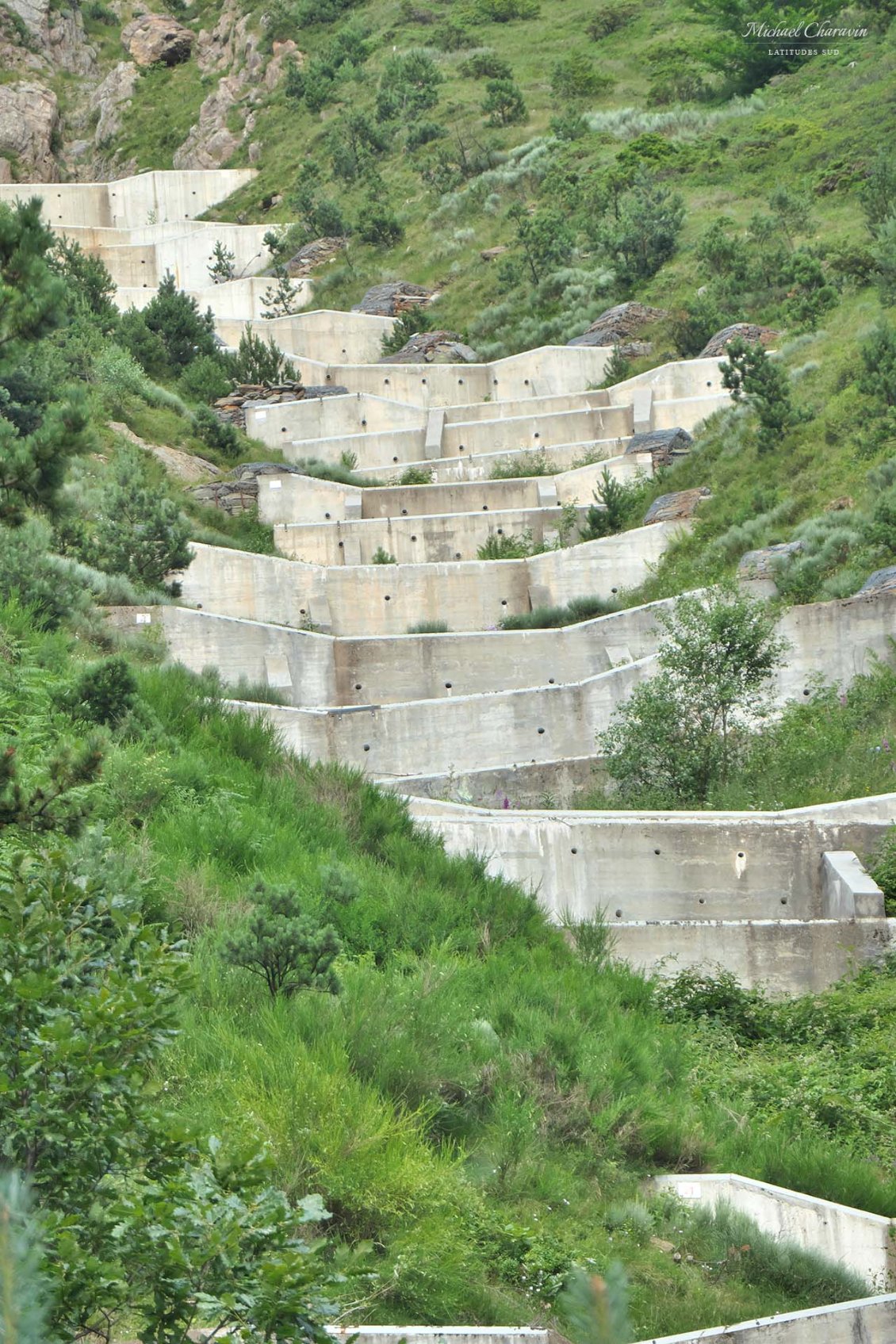 Incroyable empilement de seuils construits par la RTM pour minimiser l'impact des crues torrentielles