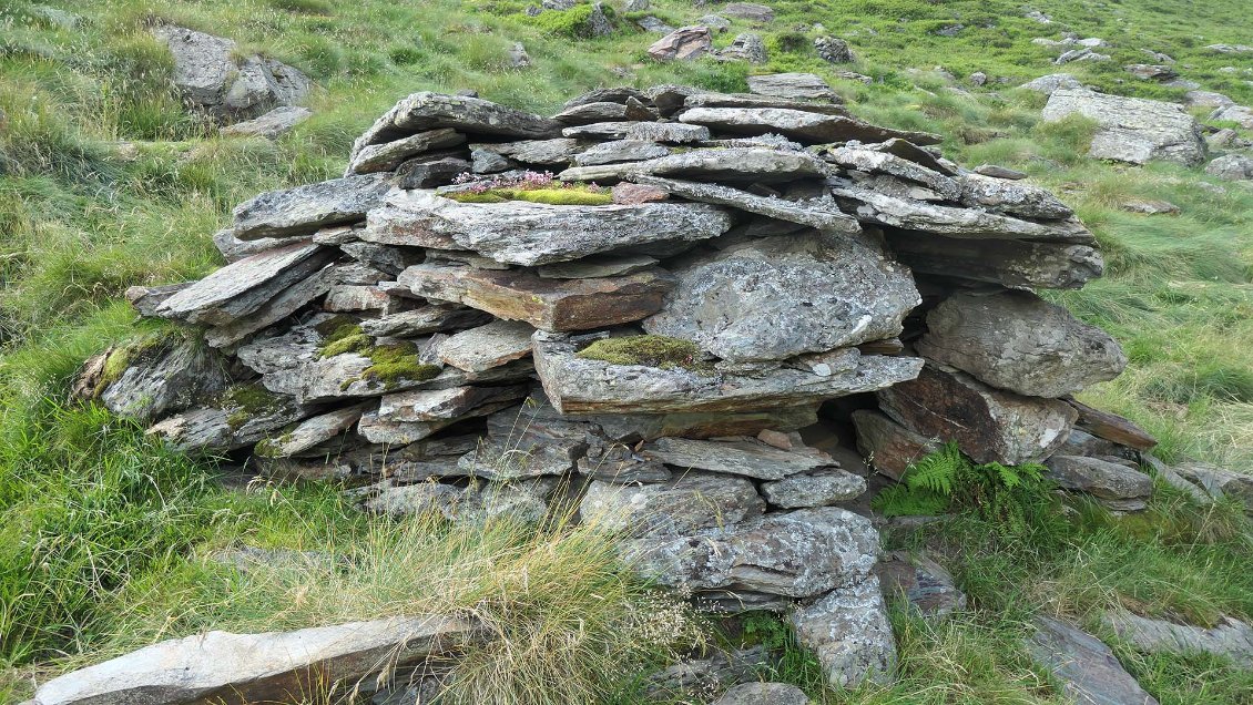 J13. Orri (nom donné aux abris de pierre construits dans les estives pyrénéennes) rudimentaire dans le vallon de Subra.