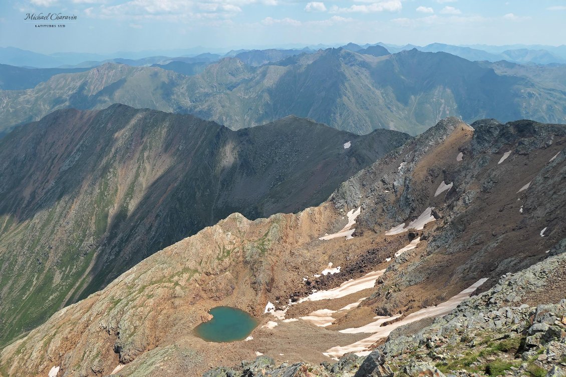 Pourquoi les "Tables" ? je ne saurais dire ce qui vaut ce toponyme à cette combe suspendue à mi-pente et qui abrite un petit lac.