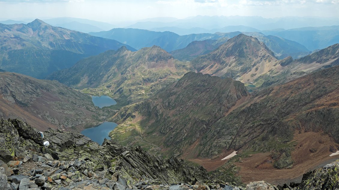 J13Depuis le Pic d'Estats, point culminant de la Catalogne, vue en direction du sud, vers les Estanys d'Estats et de Sotllo