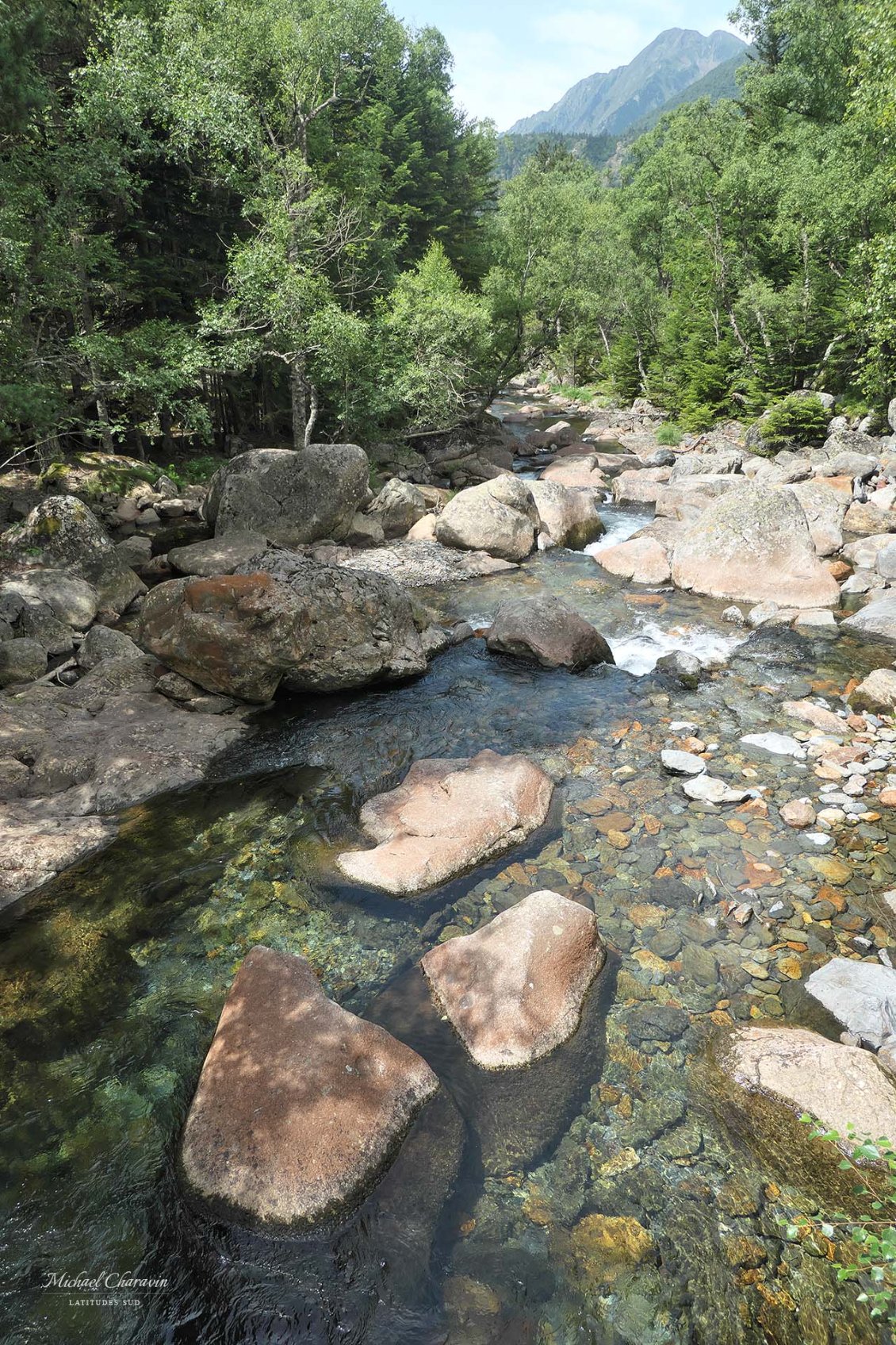 J14. Joli torrent de Lladorre dans le Vall de Cardos. Par une toute petite sente, je vais ensuite remonter le sauvage vallon de Romedo où le torrent éponyme a sculpté une série de belles vasques qui appellent à la baignade.