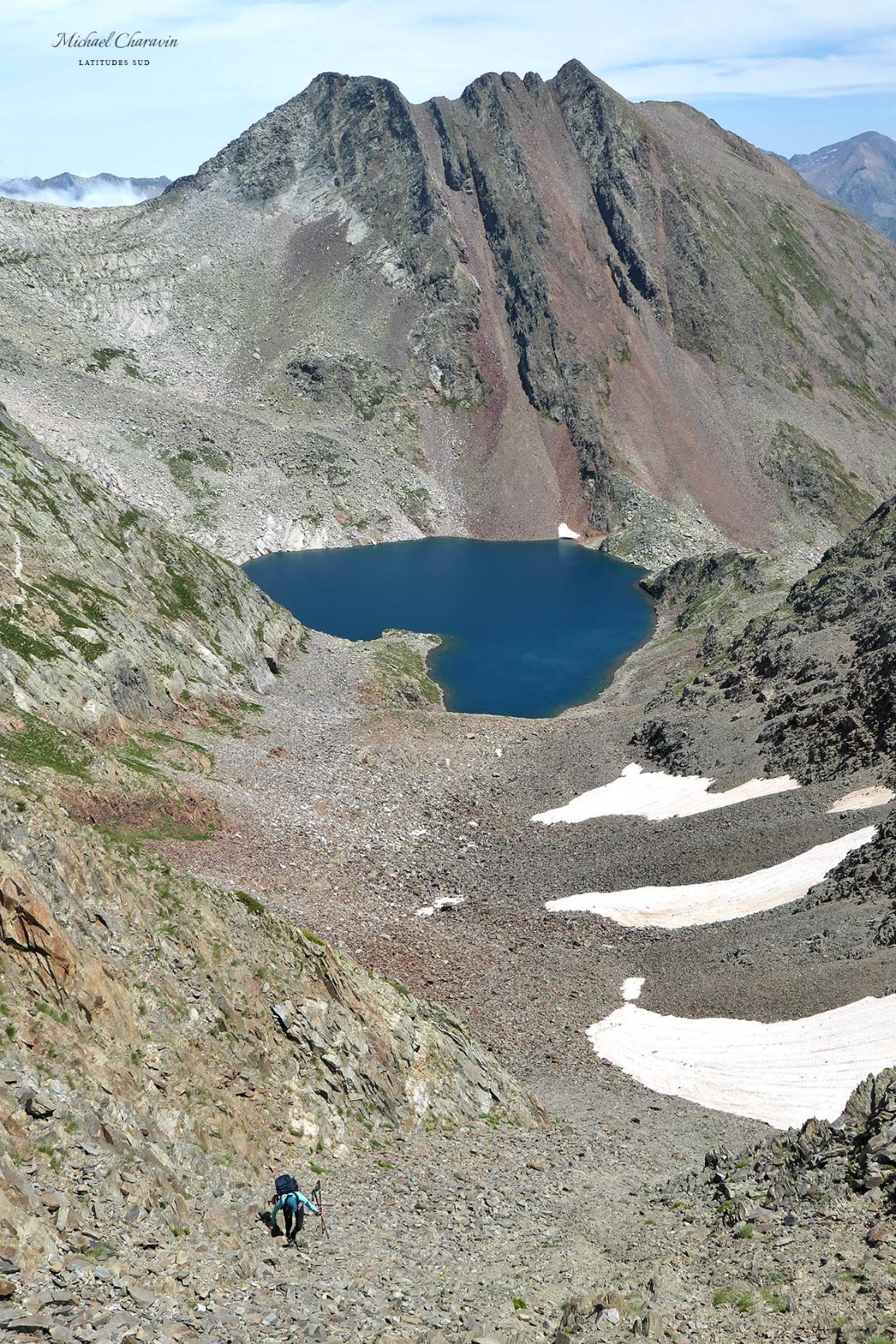 Nous remontons un éboulis raide pour atteindre une petite brèche située entre les Pics de Lleia et de Flamisella. En bas, l'Estany Blanc, dominé par le Pic de Certascan (Catalogne)