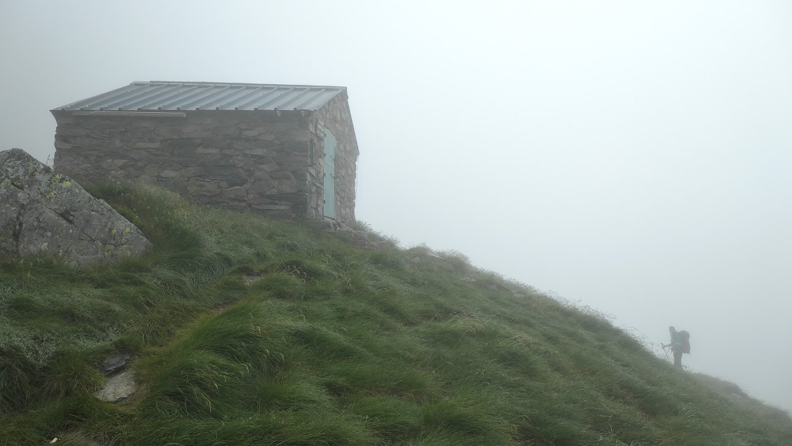 J16. La cabane de Marterat dans le brouillard, pays Couserans, Ariège.