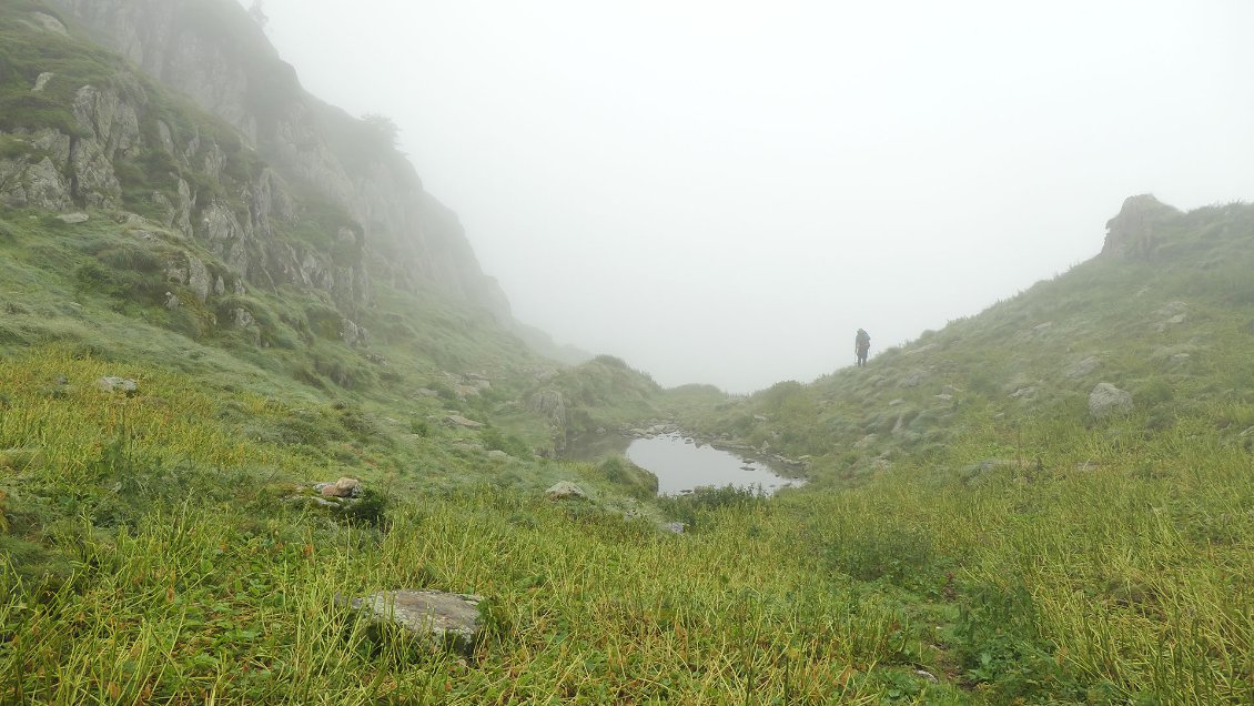 En direction du col de Crusous. Si l'on ne s'aide pas de la géolocalisation par satellite, mieux vaut être à l'aise en navigation dans ce secteur où de nombreuses petites crêtes et cols secondaires peuvent rendre la progression "paumatoire"...