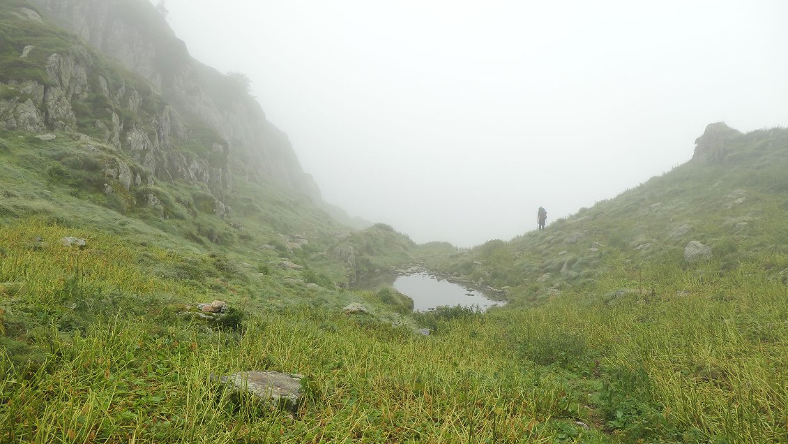 En direction du col de Crusous. Si l'on ne s'aide pas de la géolocalisation par satellite, mieux vaut être à l'aise en navigation dans ce secteur où de nombreuses petites crêtes et cols secondaires peuvent rendre la progression "paumatoire"...