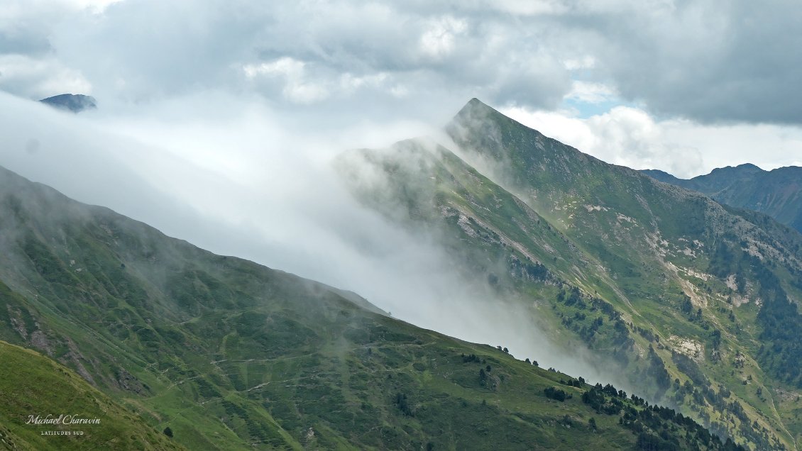 J17. La brume, arrivée de France, "dégueule" par les cols les plus bas vers le Val d'Aneu.
