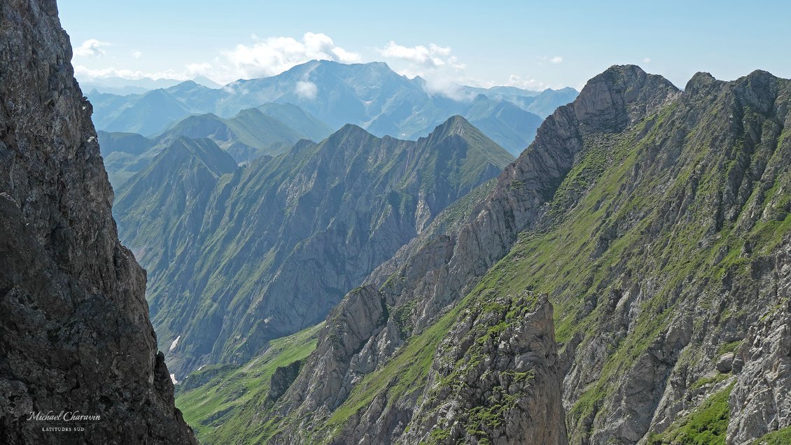 La chaine frontalière qui court du Mont Valier aux Monts Rouch de France et d'Espagne (au fond sous les nuages)