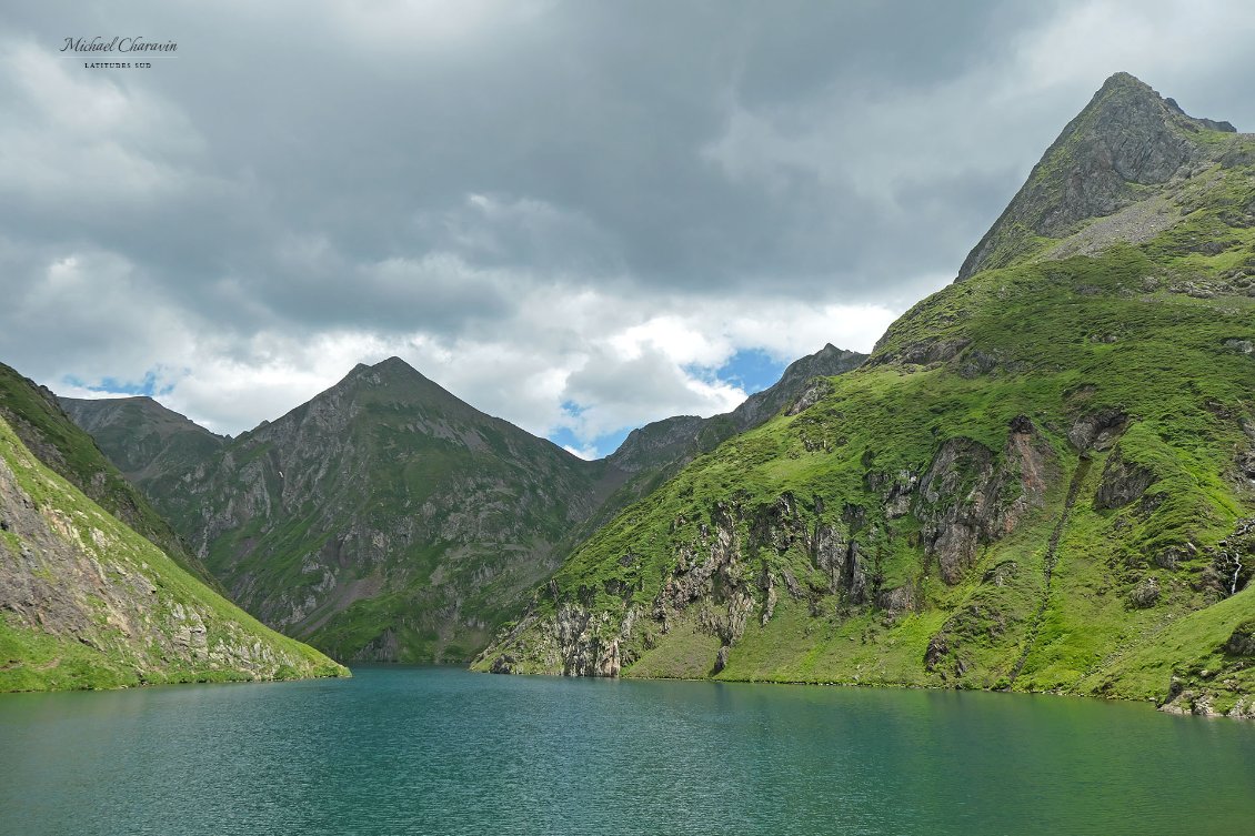 Très encaissé et sinueux, l'Etang Long a des airs de petits fjords.