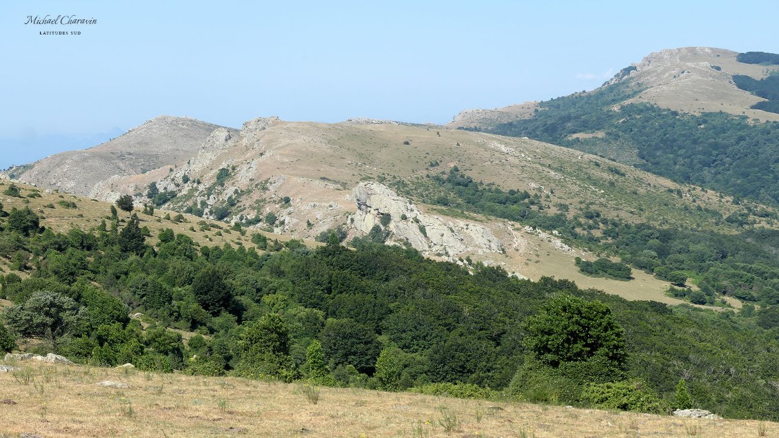 Premiers « puigs » sur la crête du massif des Albères, en bordure de la réserve naturelle de la Forêt de la Massane.