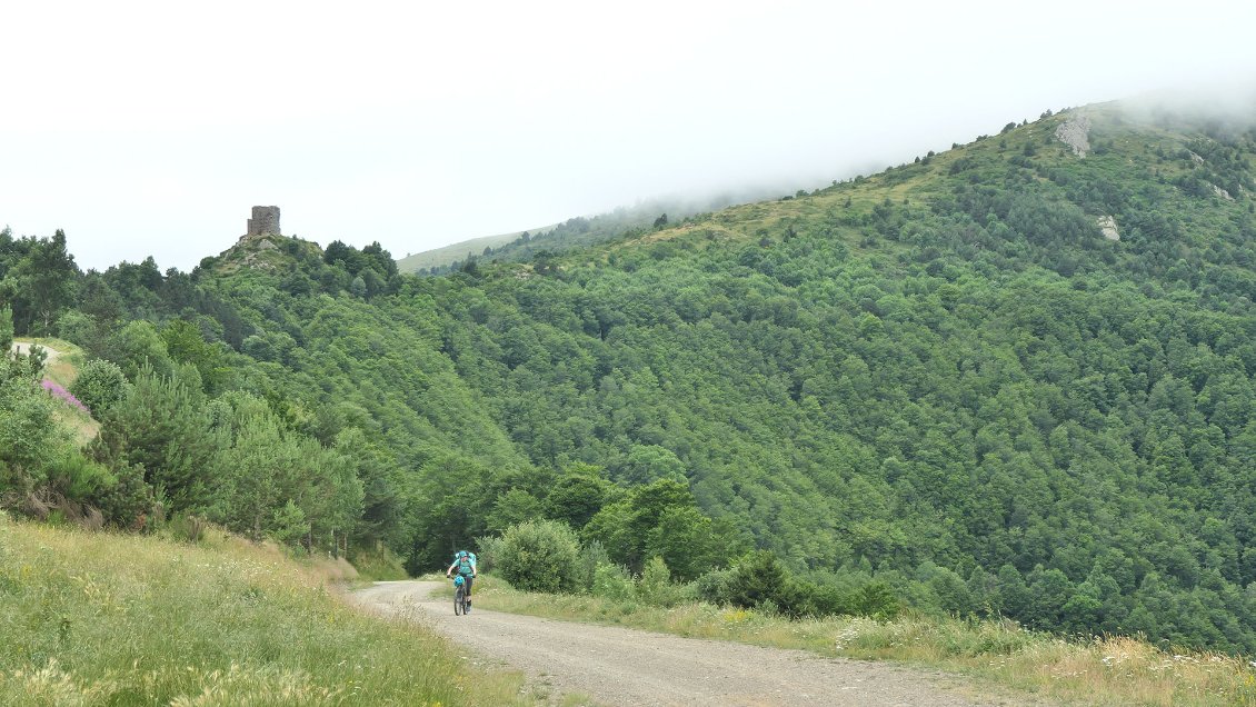 J3. En montant vers la Tour de Batère.